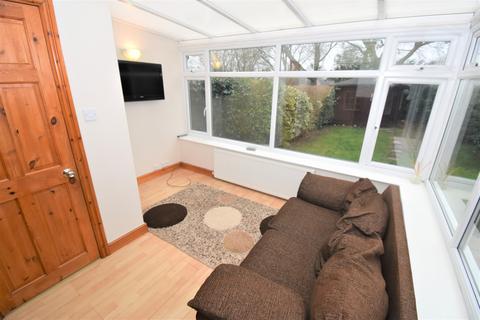 16 Dale Close, Warwick, CV34 5NA