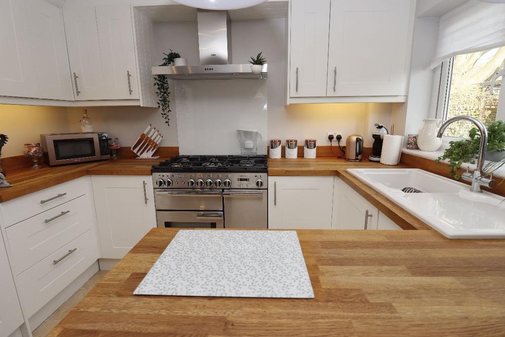 Chestnut Drive, Broadstairs 3 bed semidetached house £295,000