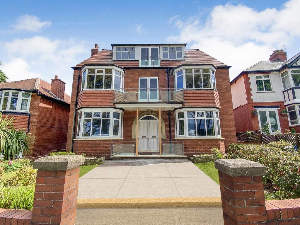 Peasholm Drive, Scarborough 2 bed flat £155,000