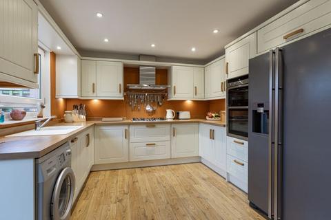 10 Abbotslea, Tweedbank, Galashiels, TD1 3RZ