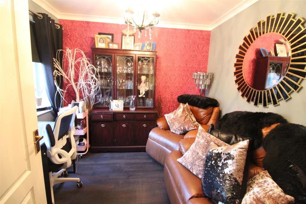 FAMILY ROOM.jpg