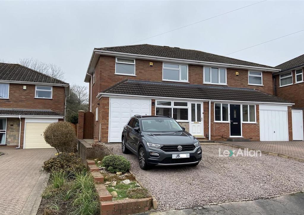 Margaret Close, Brierley Hill... 3 bed semidetached house £250,000