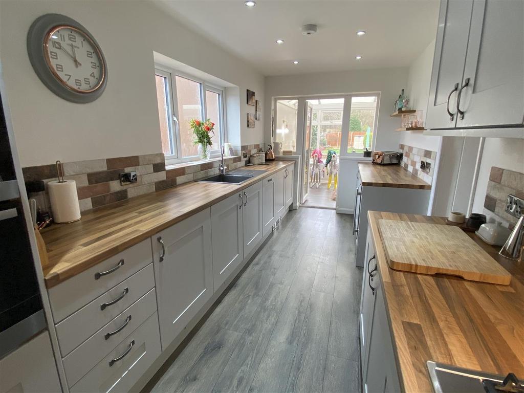 Margaret Close, Brierley Hill... 3 bed semidetached house £250,000