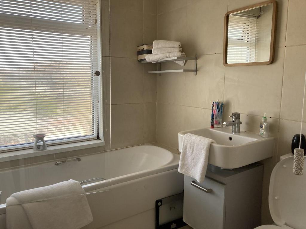 Lon Enfys, Llansamlet, Swansea 3 bed terraced house £125,000