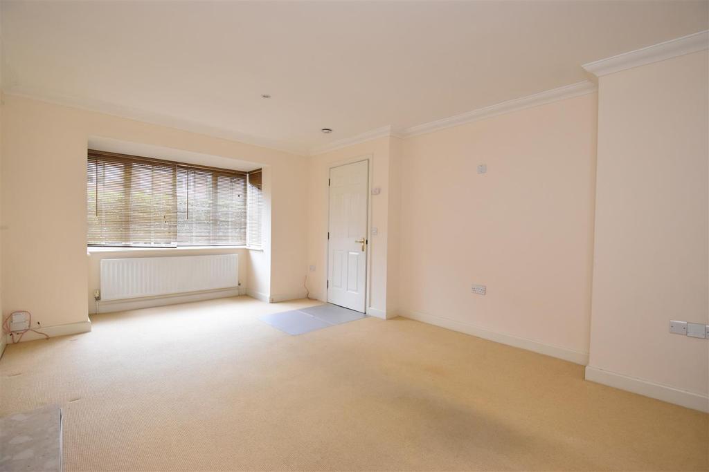 Furze Close, Horley 3 bed semidetached house £1,500 pcm (£346 pw)