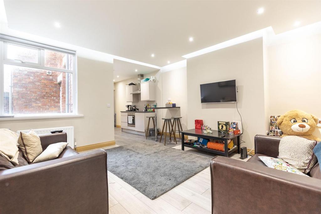 Sackville Road, Heaton, Newcastle Upon Tyne 2 bed flat £725 pcm (£167 pw)