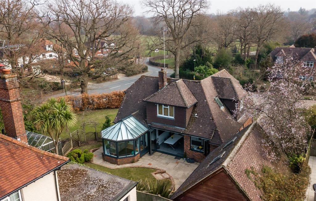 CORNER PLOT, DOUBLE GARAGE WITH STUDIO & VERSATILE