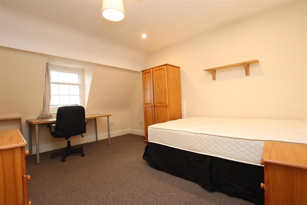 Bedroom one (2).JPG