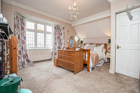 19 Dukes Avenue, Theydon Bois, Epping, CM16 7HG