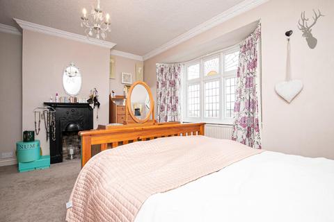 19 Dukes Avenue, Theydon Bois, Epping, CM16 7HG