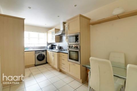 15 Oxford Close, Romford, RM2 5UT