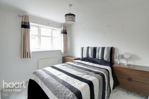 15 Oxford Close, Romford, RM2 5UT