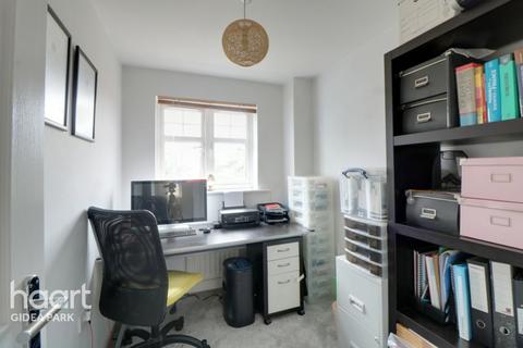 15 Oxford Close, Romford, RM2 5UT