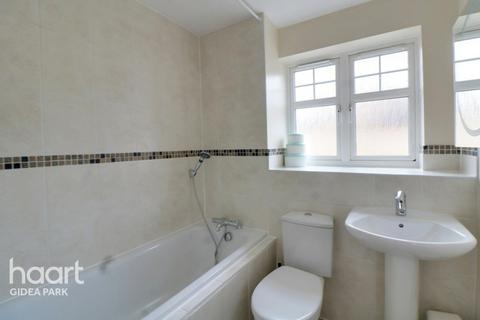 15 Oxford Close, Romford, RM2 5UT