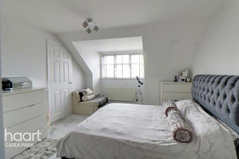 15 Oxford Close, Romford, RM2 5UT