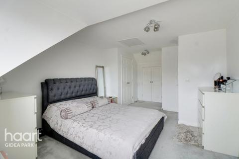 15 Oxford Close, Romford, RM2 5UT