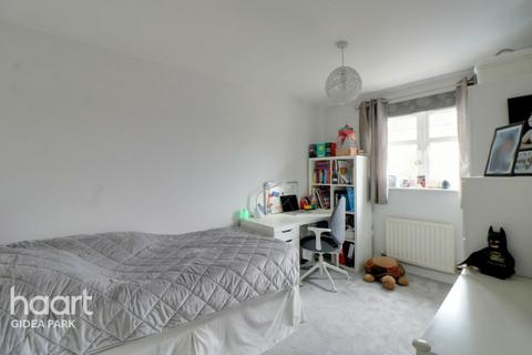 15 Oxford Close, Romford, RM2 5UT