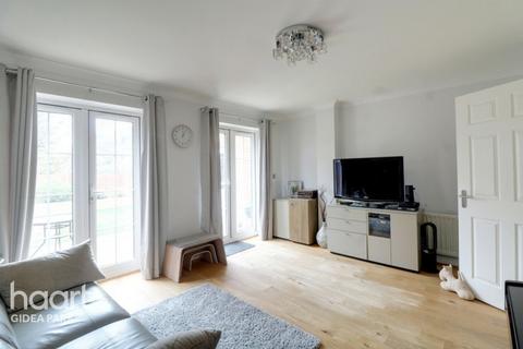 15 Oxford Close, Romford, RM2 5UT