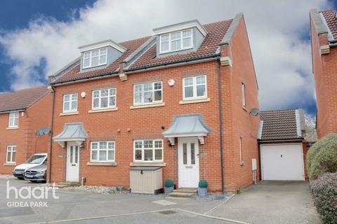 15 Oxford Close, Romford, RM2 5UT