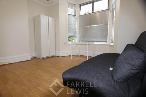 Studio to rent, Third Avenue, London W3