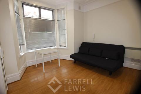 Studio to rent, Third Avenue, London W3