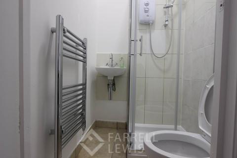 Studio to rent, Third Avenue, London W3