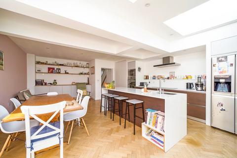 125 Latchmere Lane, Kingston Upon Thames, KT2 5NX