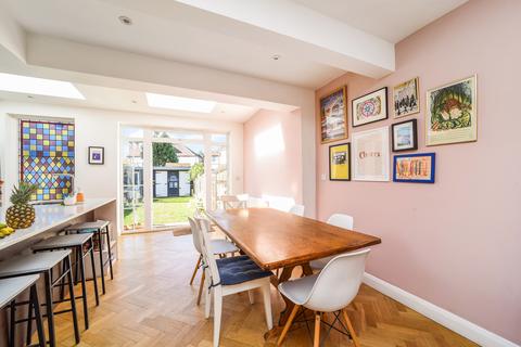 125 Latchmere Lane, Kingston Upon Thames, KT2 5NX