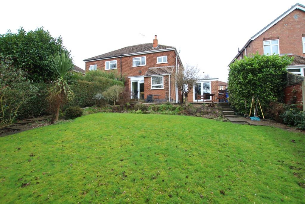 Malvern Avenue, BurtonOnTrent, DE15 3 bed semidetached house £900