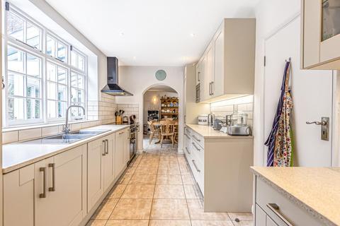 6 Yester Drive, Chislehurst, BR7 5LR