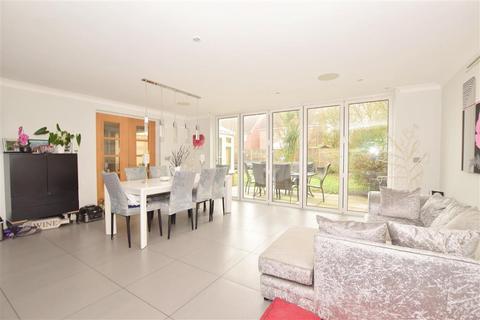 17 Bridges Close, Horley, RH6 9SG