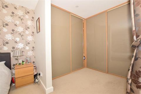 17 Bridges Close, Horley, RH6 9SG