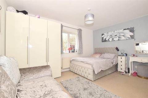 17 Bridges Close, Horley, RH6 9SG