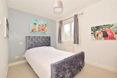 17 Bridges Close, Horley, RH6 9SG