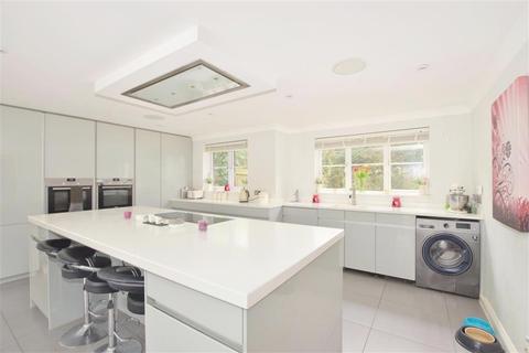 17 Bridges Close, Horley, RH6 9SG