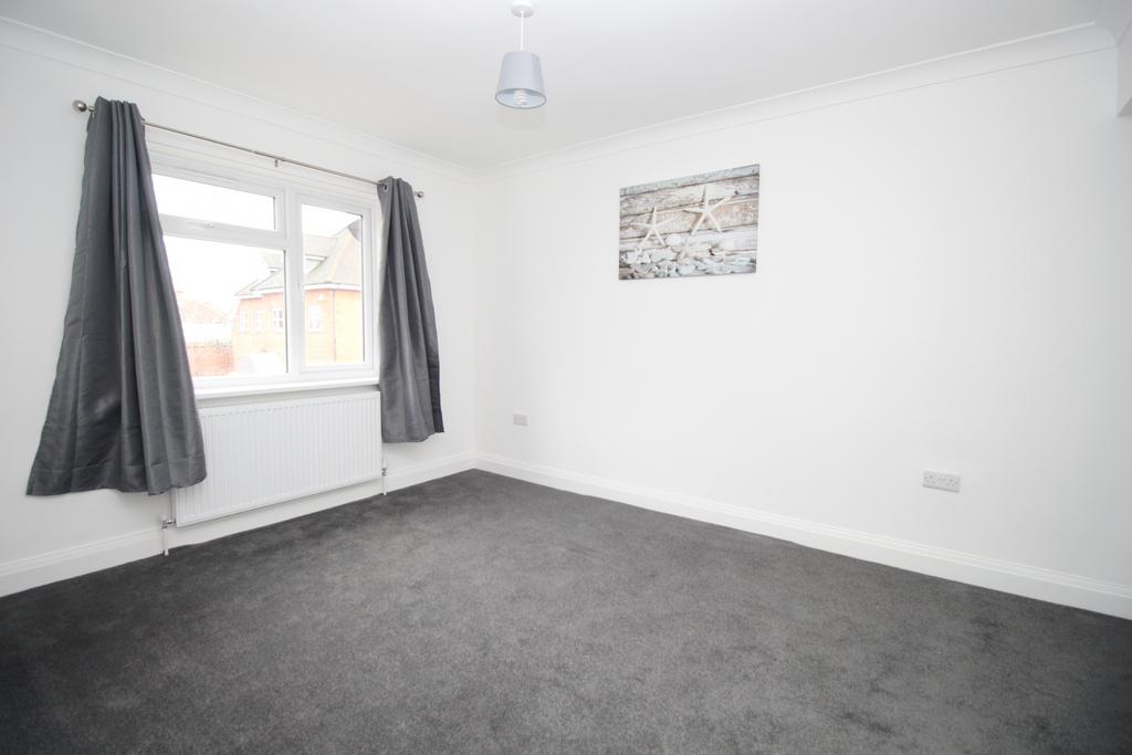 Vicarage Farm Road, Hounslow, TW5 4 bed £1,650 pcm (£381 pw)