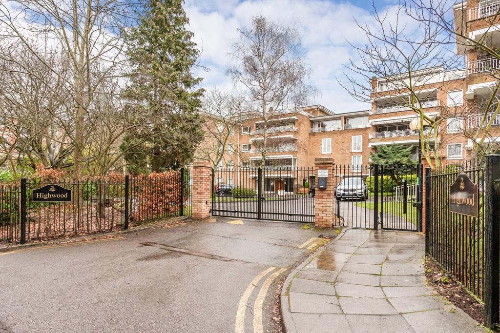 Sunset Avenue, Woodford Green, IG8 2 bed flat £635,000