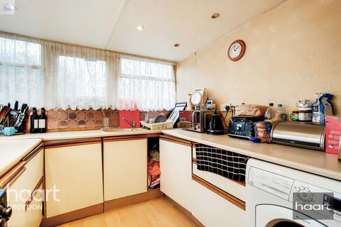 17 Salcot Crescent, New Addington, Croydon, CR0 0JJ