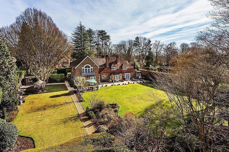 Knowl Hill, The Hockering, GU22 6 bed detached house £2,300,000