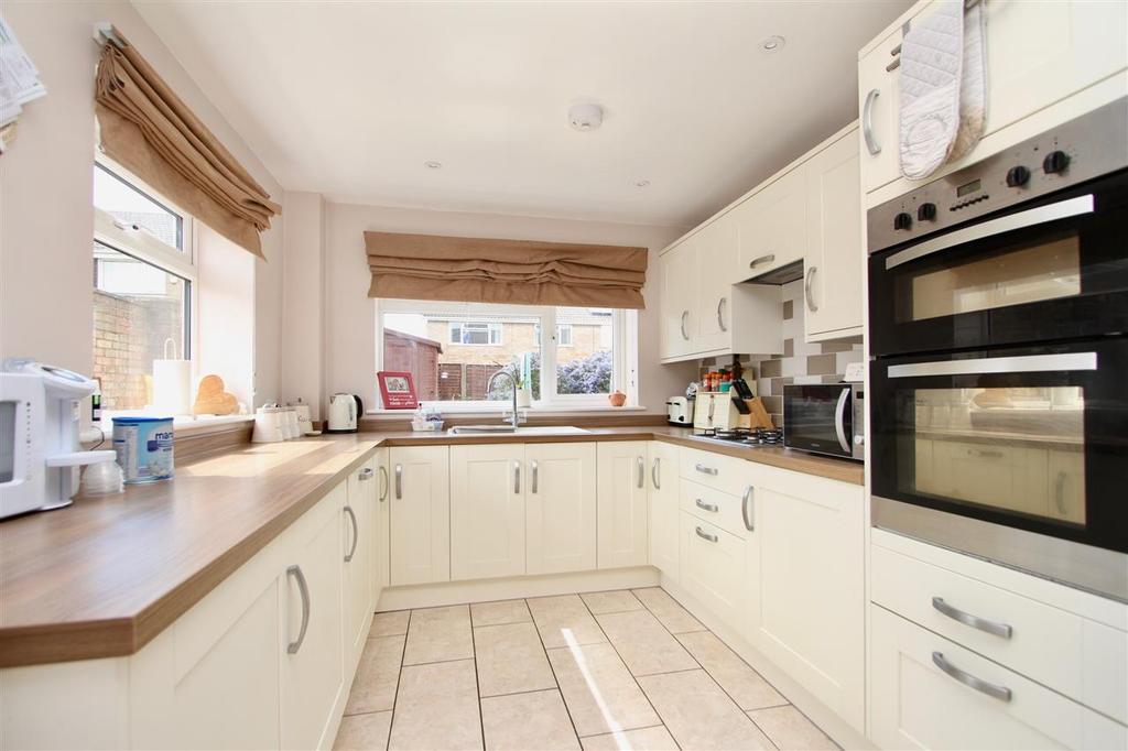 Broomhayes, Ipswich 3 bed semidetached house £280,000