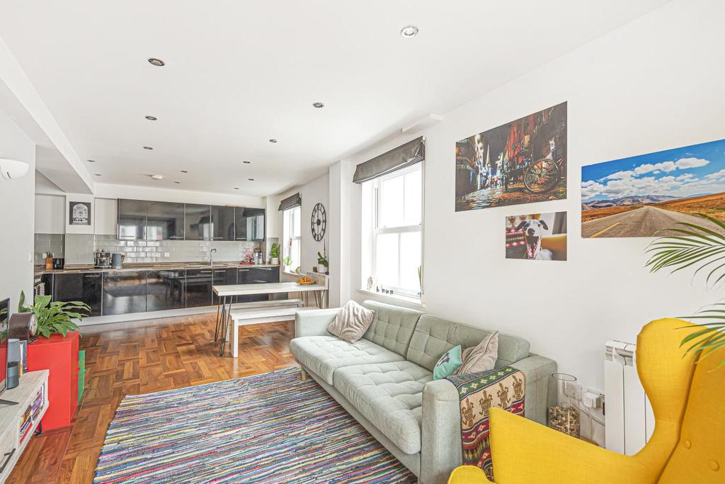 Wyatt Park Road, Streatham 2 bed flat £425,000