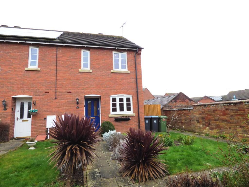 Railway Crescent, ShipstonOnStour 2 bed end of terrace house £895