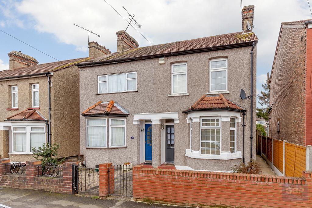 Allandale Road, Hornchurch RM11 2 bed semidetached house £350,000