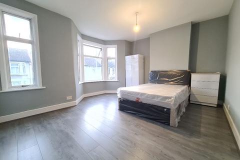 3 bedroom terraced house for sale, Fanshawe Avenue, Barking IG11