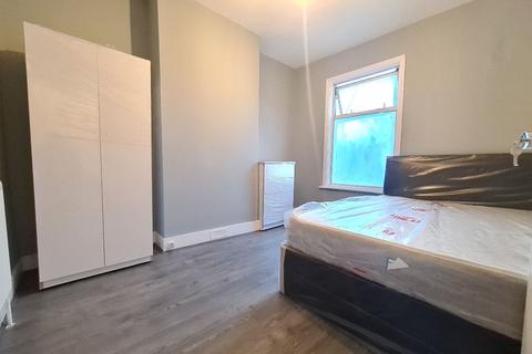 3 bedroom terraced house for sale, Fanshawe Avenue, Barking IG11