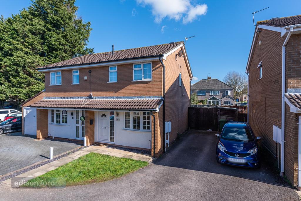 Longs Drive, Yate, Bristol, BS37 3 bed semidetached house £1,100 pcm
