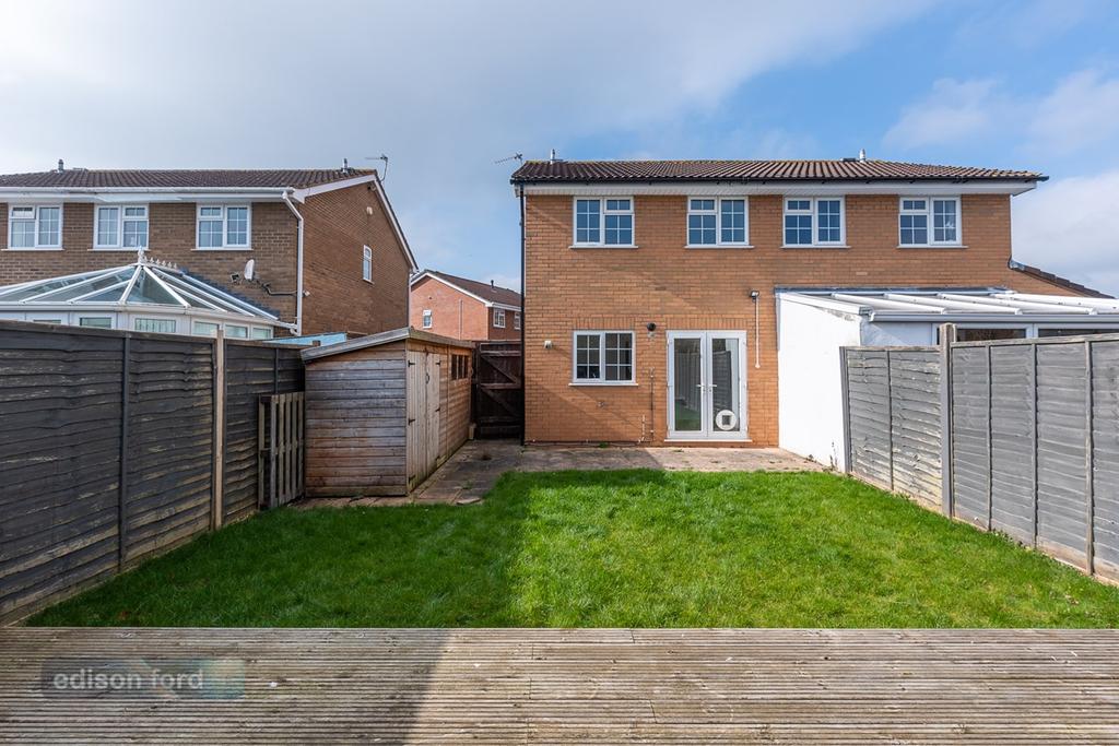 Longs Drive, Yate, Bristol, BS37 3 bed semidetached house £1,100 pcm