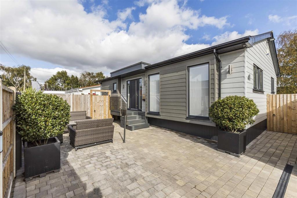 Stillwater Park, Poulner, Ringwood 2 bed park home for sale £325,000