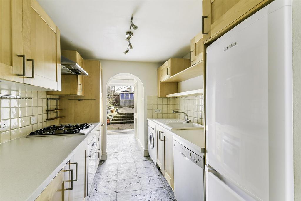 Howard Road, Reigate 2 bed terraced house £425,000