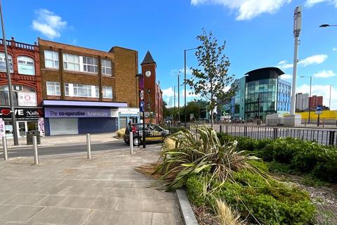 Studio to rent, 16 City Gate